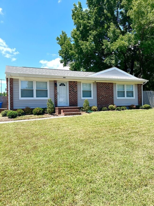 Building Photo - 908 Serf Ct