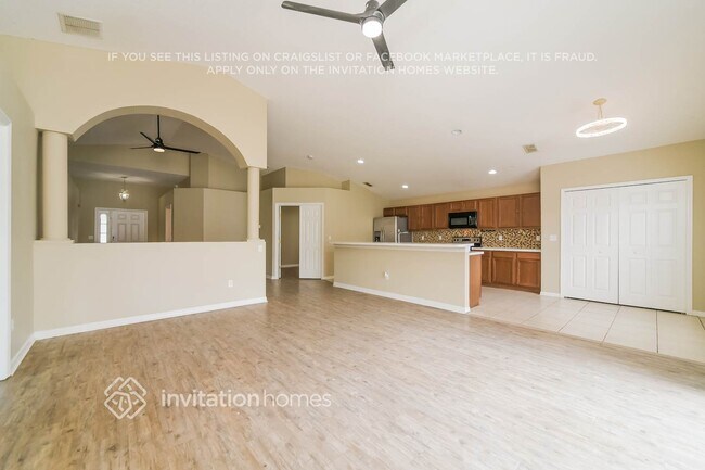 Foto del edificio - 727 Versailles Ln