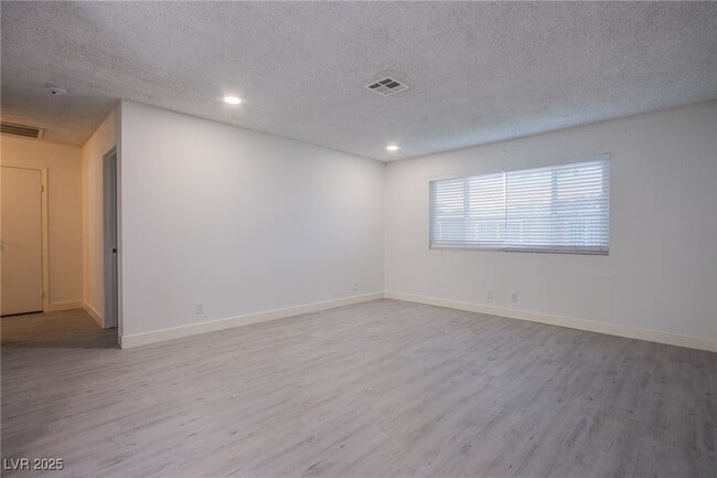 Building Photo - 5009 Evergreen Ave