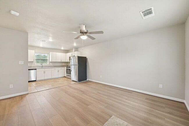 Building Photo - Creekside Haven