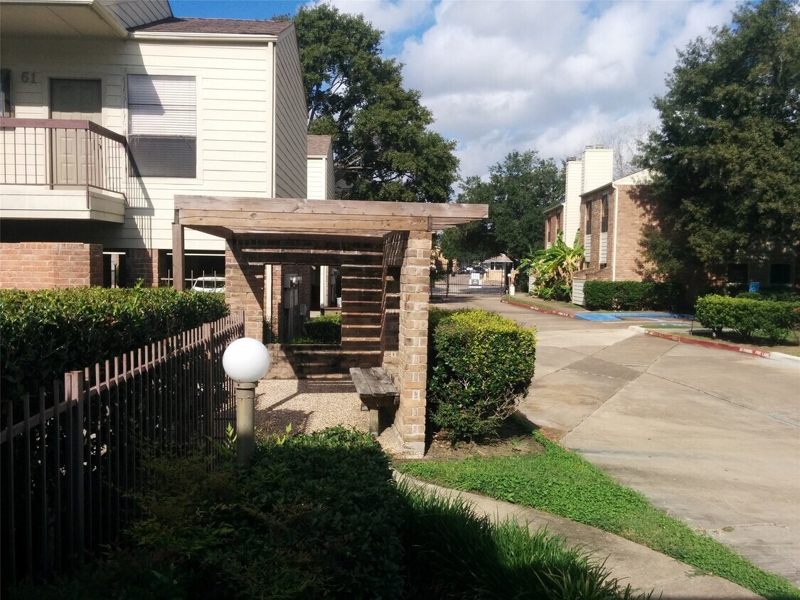 Foto principal - 7901 Cambridge St