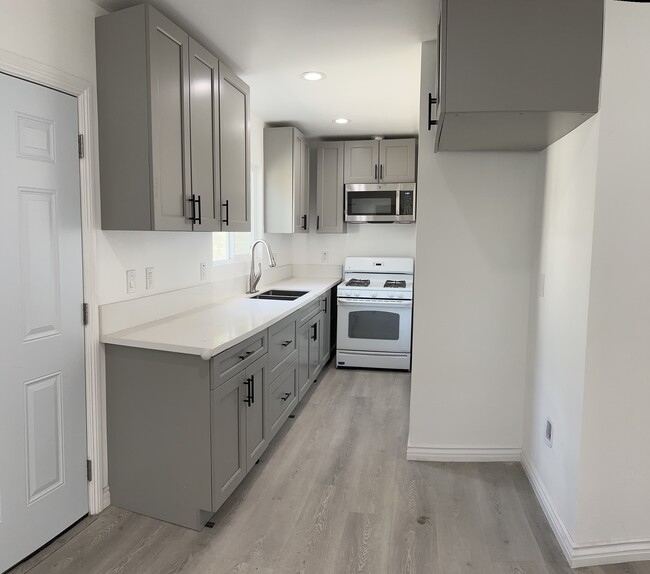 Foto del edificio - 8136 Walnut Dr