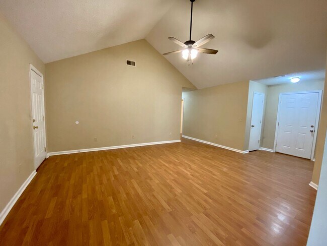 Foto del edificio - COMING JULY 2026! (Pet Friendly)