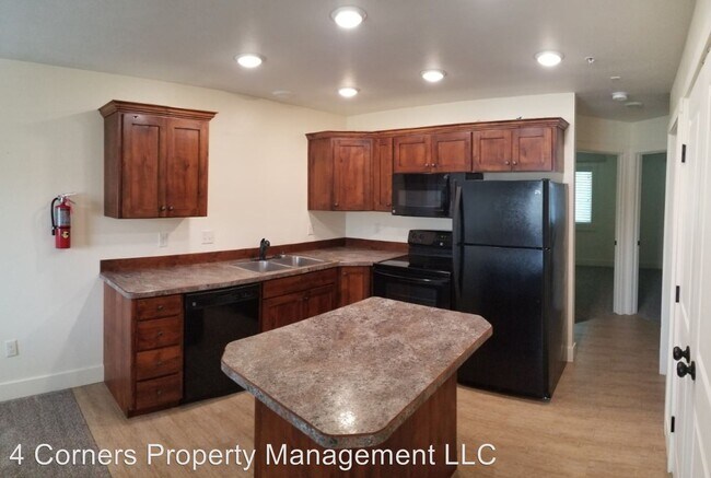 Foto del edificio - 892 Everett Pl