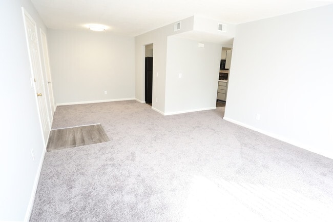 1BR, 1BA - 863 SF - Living Room - Ashby