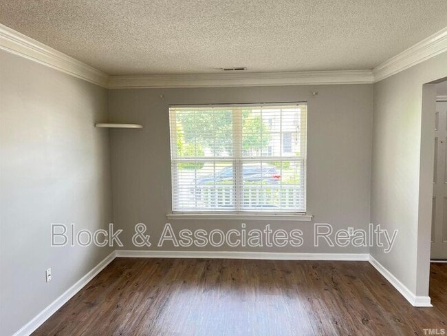 Foto del edificio - 5013 Marathon Ln
