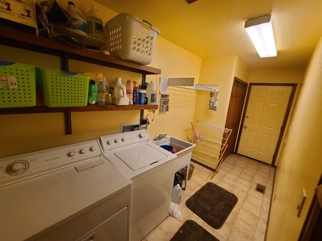 Building Photo - 1451 McArthur Ave