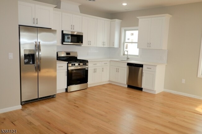 Building Photo - 385 Lafayette St