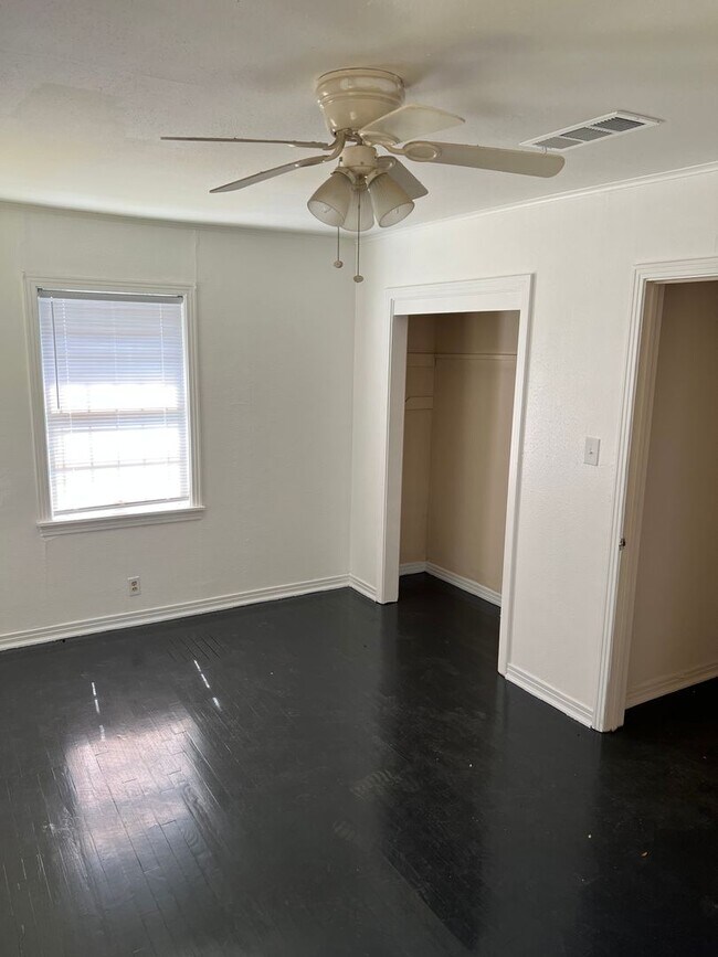 Foto del edificio - Large 3 bedroom, 2 bath with appliances!
