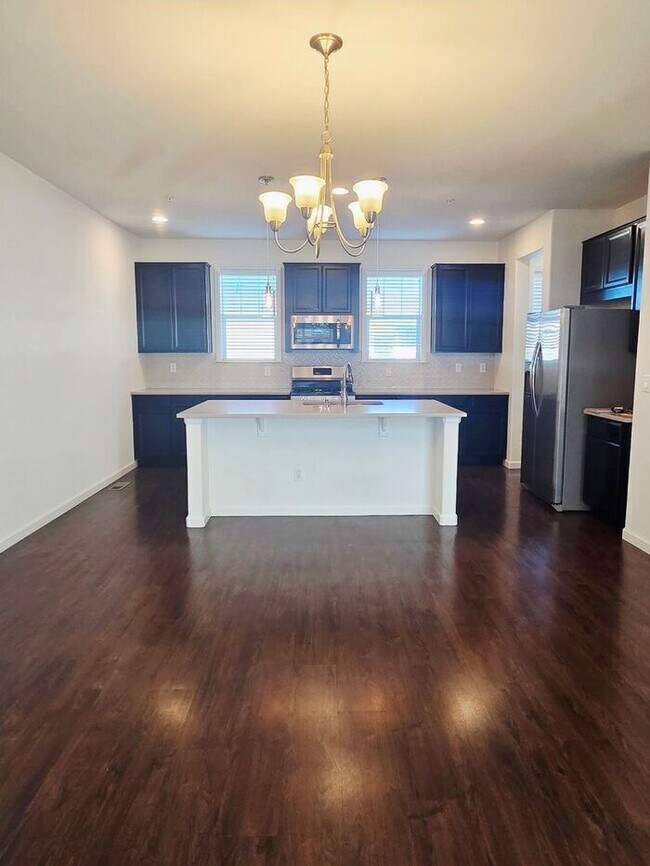 Foto del edificio - Cute Spacious Townhome in Prime Location – Available Now!