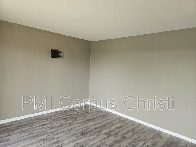 Foto del edificio - 3233 S Staples St