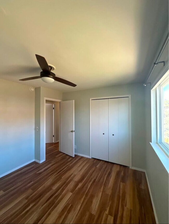 Foto del edificio - Spacious 5-Bedroom Home in D20! Walking Di...