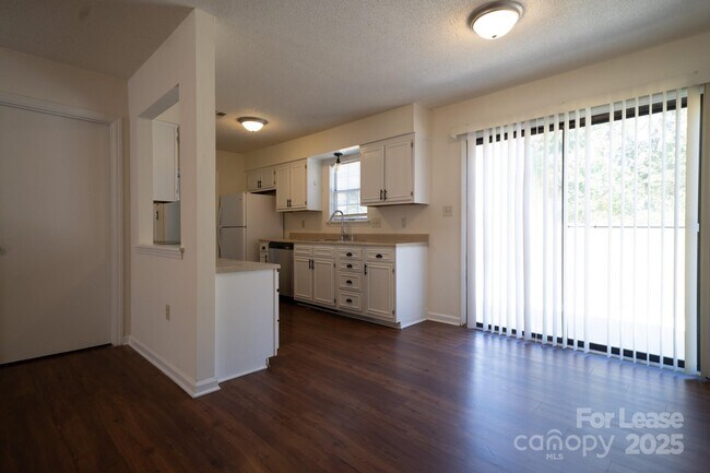 Foto del edificio - 2219 Heather Glen Ln