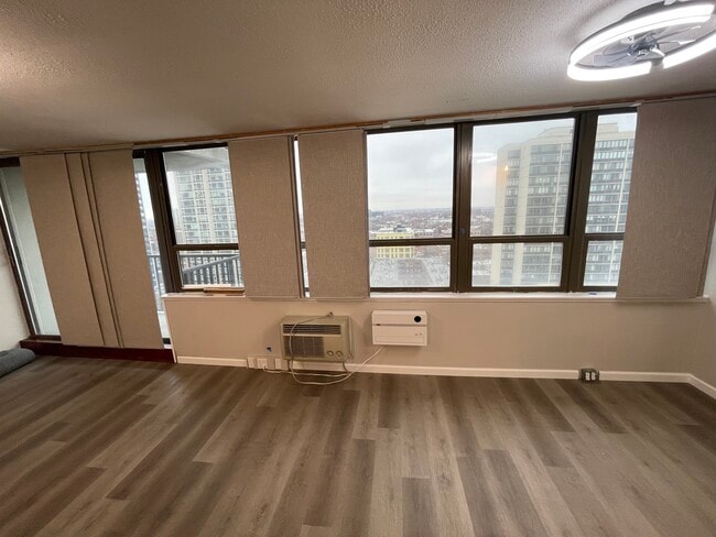 Foto del edificio - 2740 N Pine Grove Ave