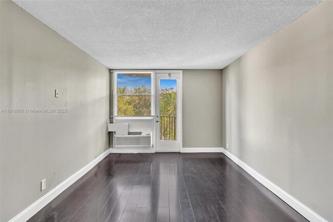 Foto del edificio - 2701 Riverside Dr