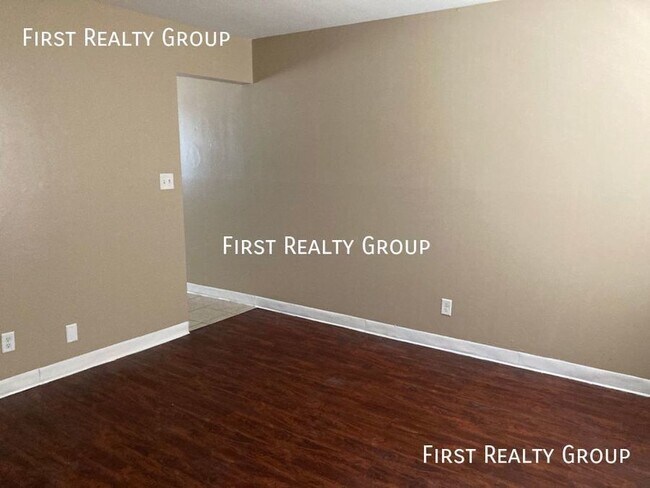 Building Photo - 2 Bedroom Townhouse, Move In Ready, No App...