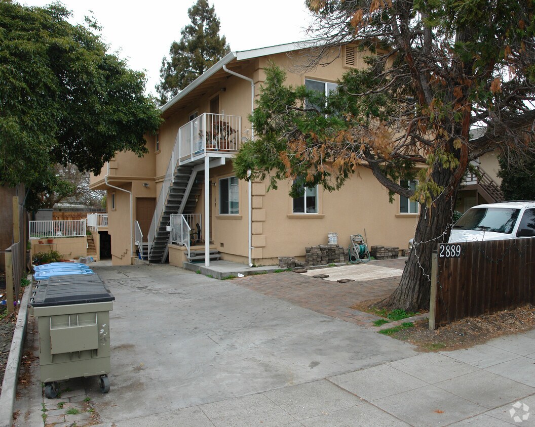 high trees on right side of bldg only can take pictures from one side - 2889 Alma St