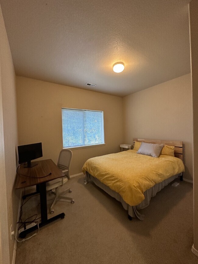 Foto del edificio - Beautiful home in Villege For Rent, Comfortable Living in a Convenient Central Location