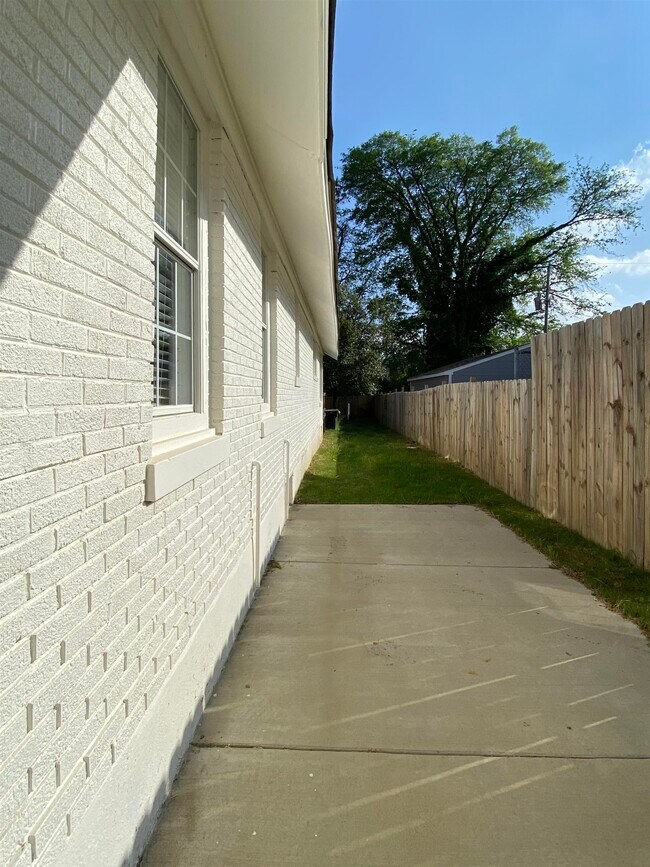 Building Photo - 1331 Snowden Ave