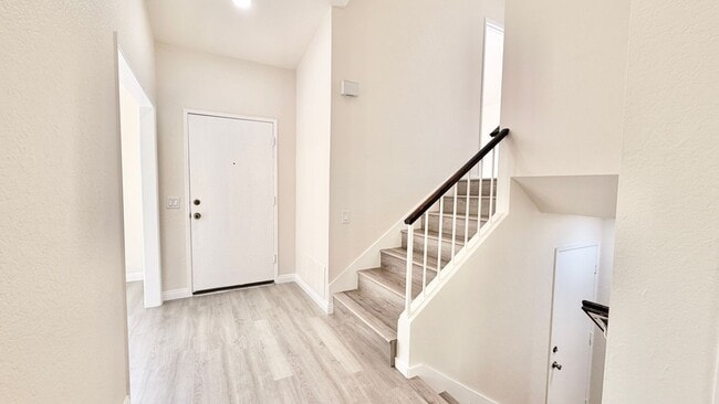 Foto del edificio - Wonderful Split-level Home with Spacious B...