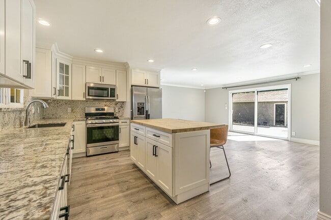 Foto del edificio - 1001 Oak Grove Rd