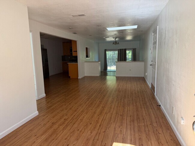 Building Photo - Clean 1500 Sqft. 3 Bedroom 2 Bath Carmichael Home for Rent.