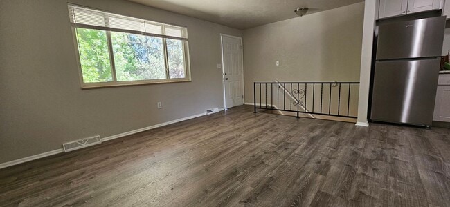 Photo - AVAILABLE NOW! Arvada 3 Bed 2 Bath Duplex New Paint New Flooring! Apartment
