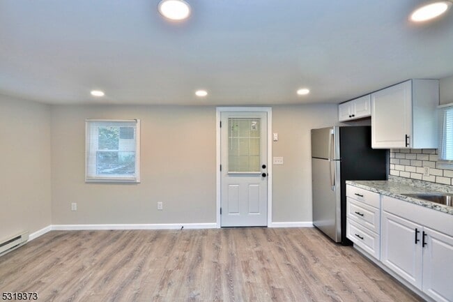 Building Photo - 8 Apple Trail