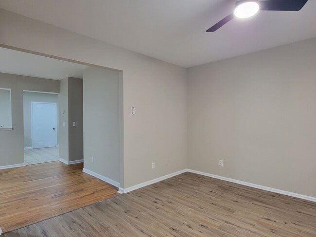 Building Photo - Affordable 2 Story Home - Fresh Paint - New flooring Large Lot - Close to Downtown Atlanta