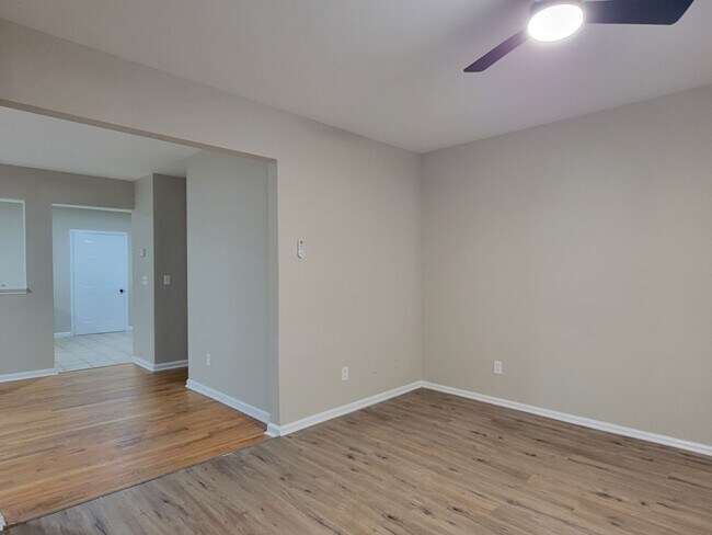 Foto del edificio - Affordable 2 Story Home - Fresh Paint - New flooring Large Lot - Close to Downtown Atlanta
