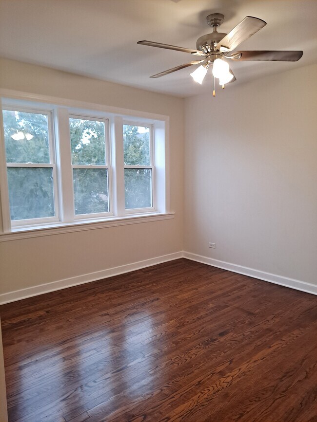 Foto del edificio - 2165 N Western Ave