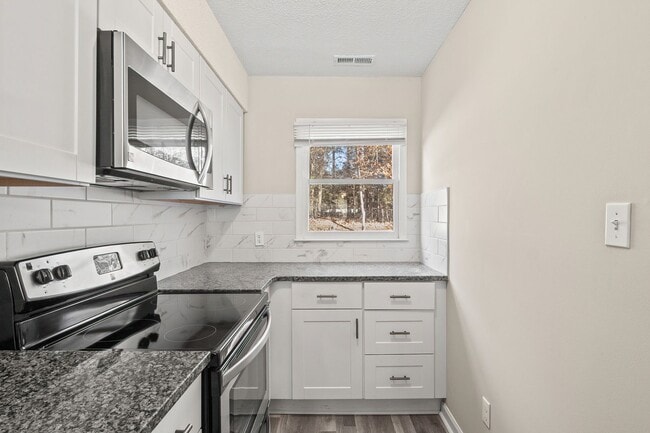 Building Photo - Delightful Two bedroom townhouse available NOW