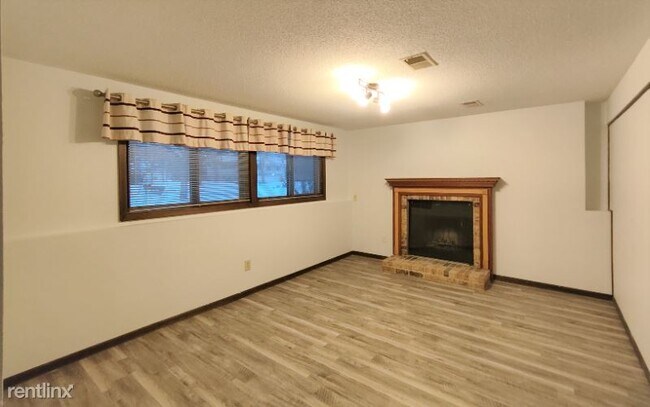 Building Photo - 3 br, 2 bath Townhome - 4301 Evergreen Dr