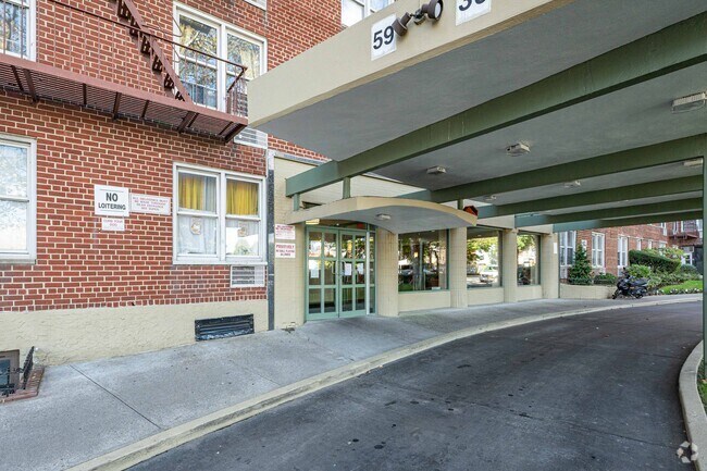 Entrada del edificio - 5930 108th St
