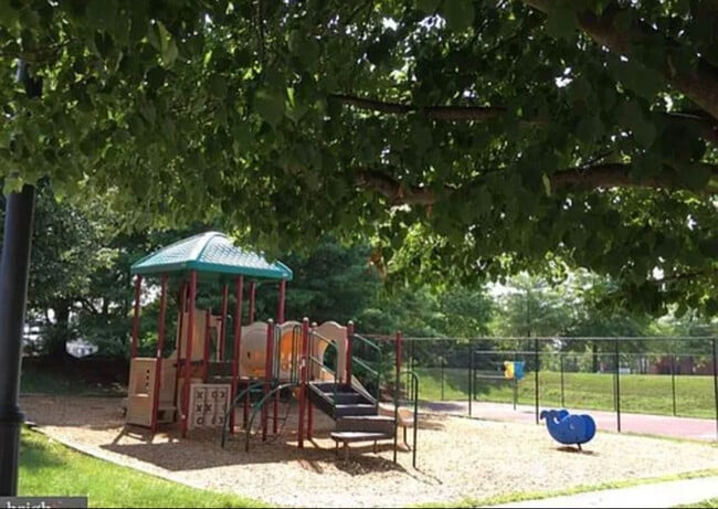 Building Photo - 2637 Glenriver Way