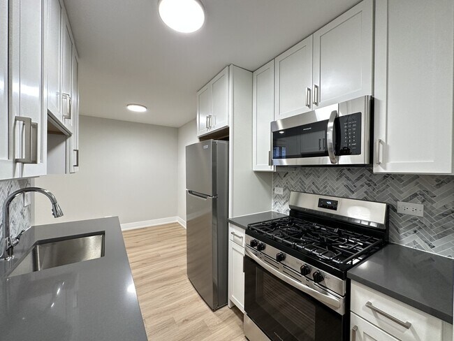 Building Photo - 531 W Aldine Ave