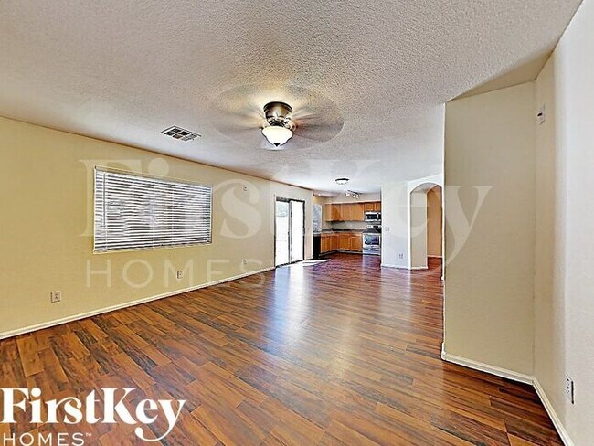 Foto del edificio - 12615 West Windsor Boulevard
