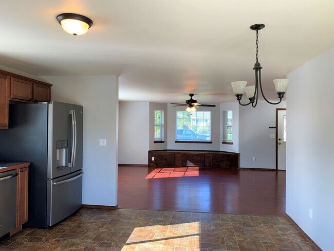 Building Photo - 4 Bedroom Home with 2 Car Garage!