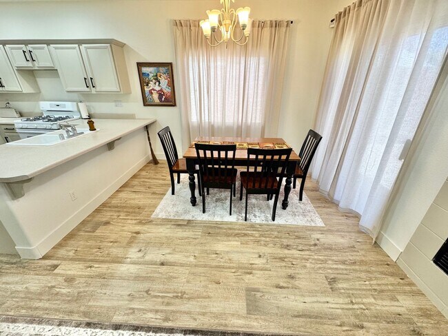 Foto del edificio - BEAUTIFUL FULLY FURNISHED SOUTHWEST LAS VEGAS HOME IN A PRIME LOCATION