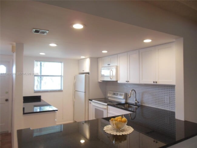 Building Photo - 10110 Boca Entrada Blvd