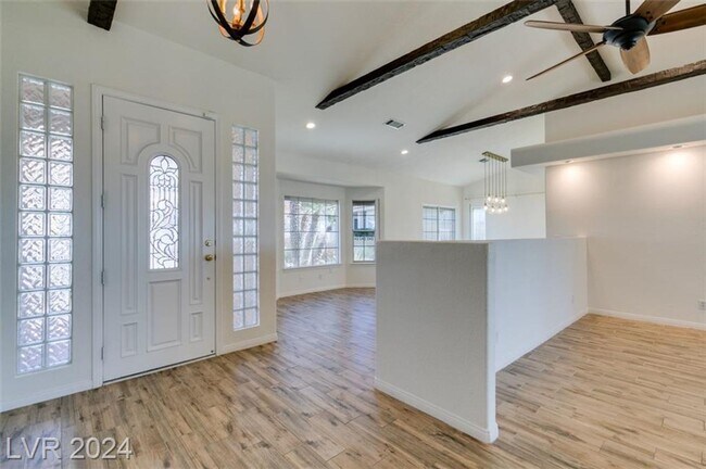 Foto del edificio - LUXURIOUS SINGLE STORY IN GATED COMMUNITY ...