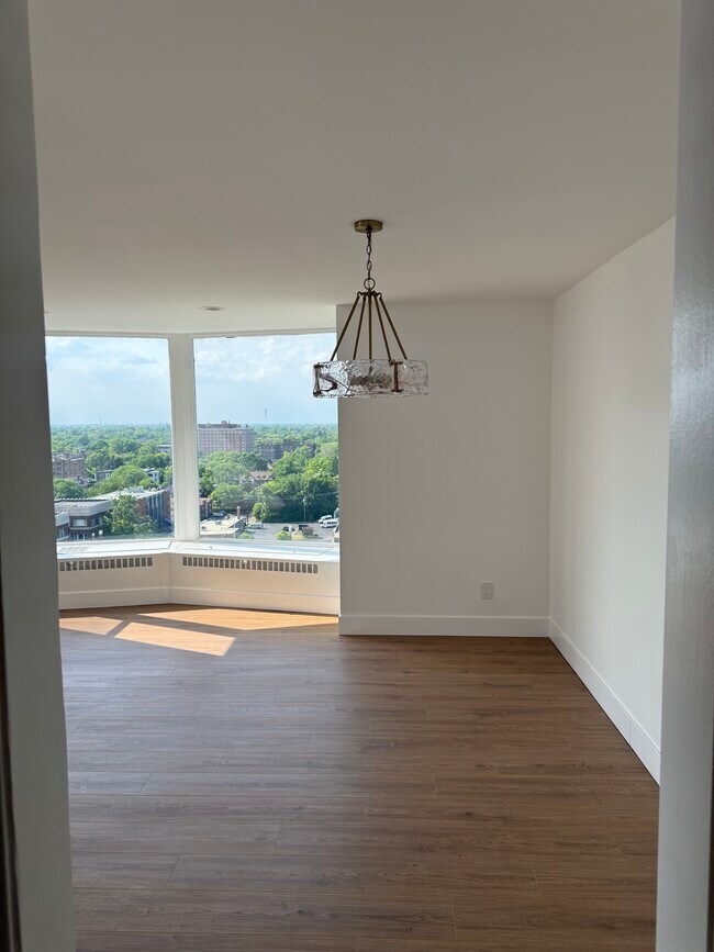 Foto del edificio - 8200 E Jefferson Ave