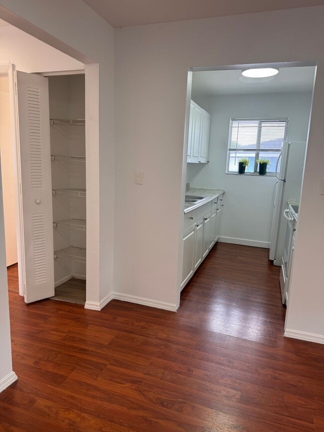 Foto del edificio - 2 Bed 1 Bath - Spacious w/ Great Natural L...