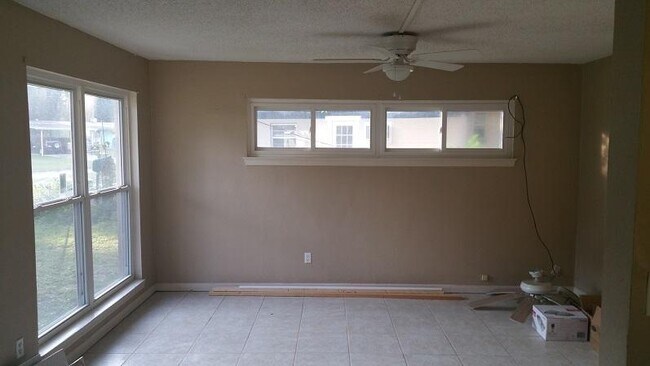 Building Photo - 228 Aquamarine Ave