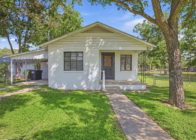 Building Photo - "Charming 2-Bedroom Retreat with Full Bath in the Heart of Castroville!"