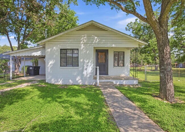 Foto del edificio - "Charming 2-Bedroom Retreat with Full Bath in the Heart of Castroville!"