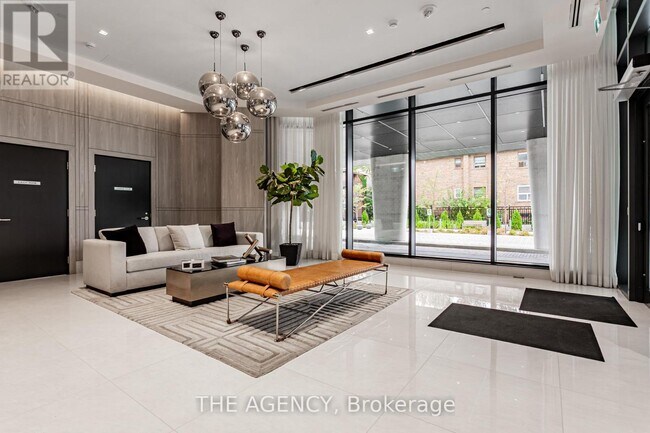 Photo du bâtiment - 250 Lawrence Ave E