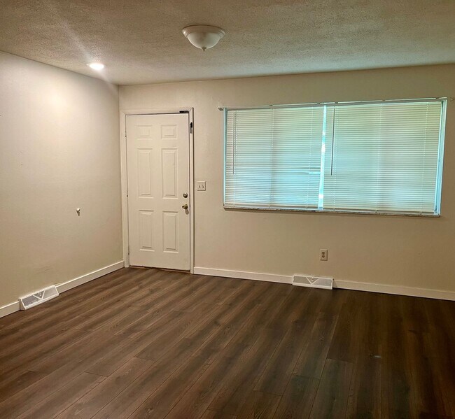 Building Photo - 505 Kansas