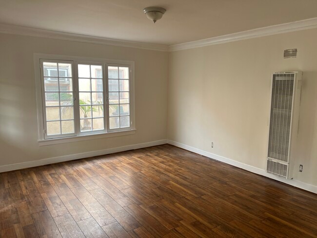 Building Photo - 1016 1/2 N Serrano Ave