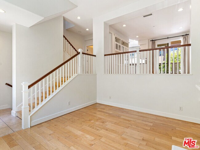 Building Photo - 5700 Seawalk Dr